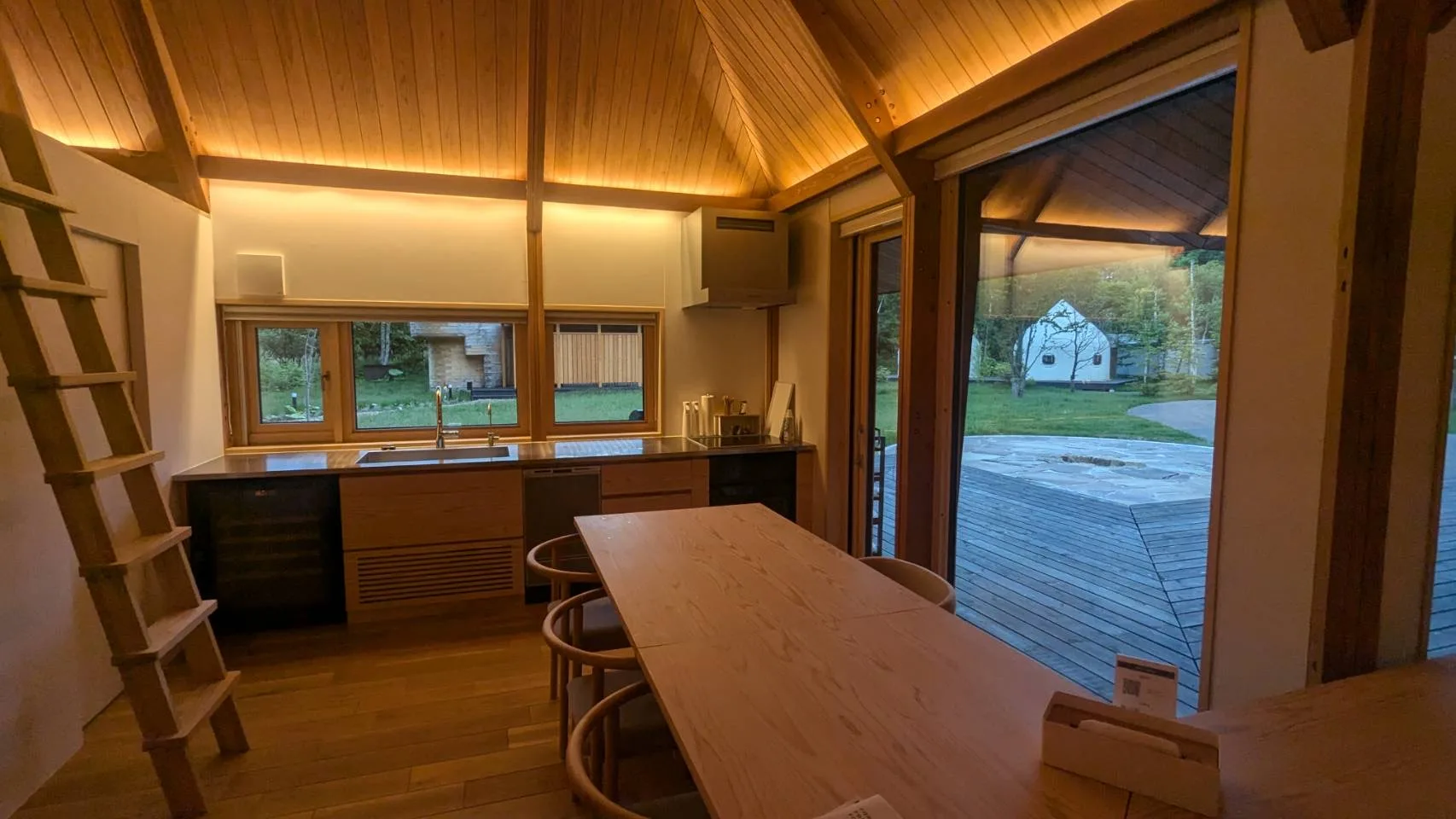 ロッジ内装 — キッチンから見るドーム群